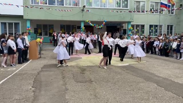 21.05.22. Вальс в исполнении «Родничка» на последнем звонке в СОШ № 22 смотреть онлайн