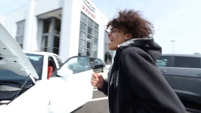 BUYING MY DREAM HELLCAT AT 19! смотреть онлайн