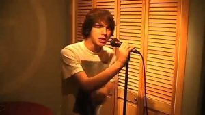 красиво поет черт побери