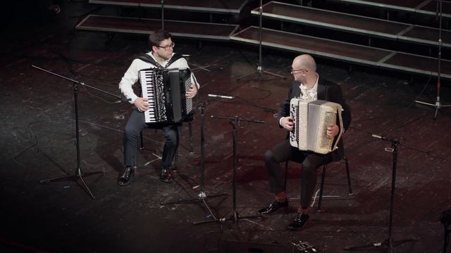 Баянист Эдуард Аханов и аккордеонист Сергей Осокин - MINOR SWING смотреть онлайн