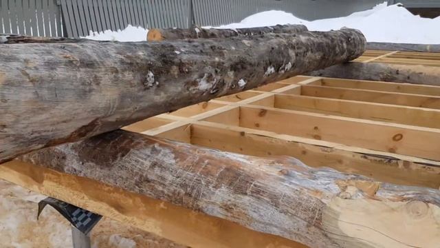 Элементы первого венца бани из рубленного бревна
