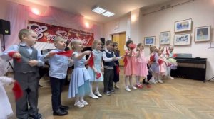 Музыка Тиличеевой, слова Грантовской «Пляска с платочками», исполняет дошкольный хор «Звёздочки».