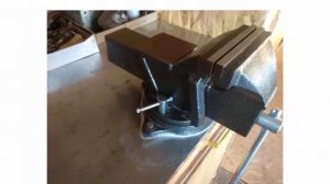 Поворотные слесарные тиски Gigant BV 150 с наковальней для правки, клепки и других мелких работ