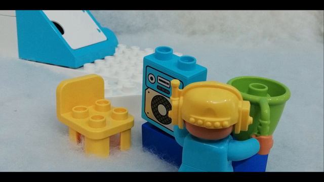 Lego Duplo toy Story. Flying a plane. Refueling on the way. смотреть онлайн