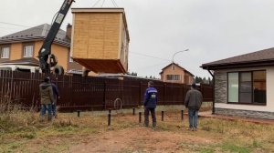 Бытовку на сваи через забор.