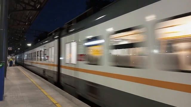 ЭП2Д 0079 уезжает с Белорусского вокзала смотреть онлайн