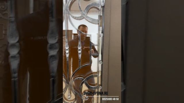 Уличная термодверь с металлической филенкой и кованой решеткой. смотреть онлайн