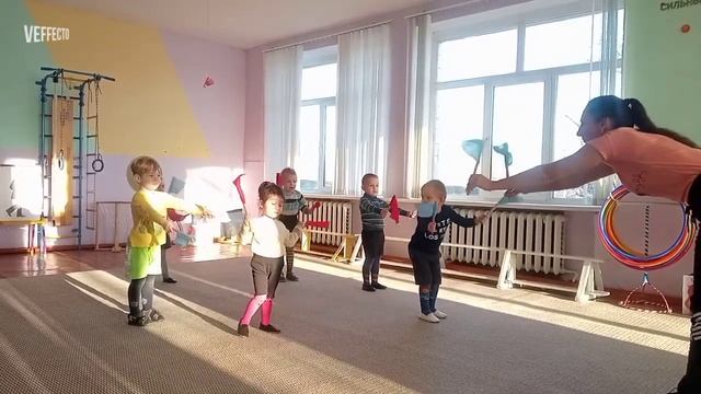 "С флажками". Комплекс № 6 утренней гимнастики в младшей группе (3-4 года) смотреть онлайн