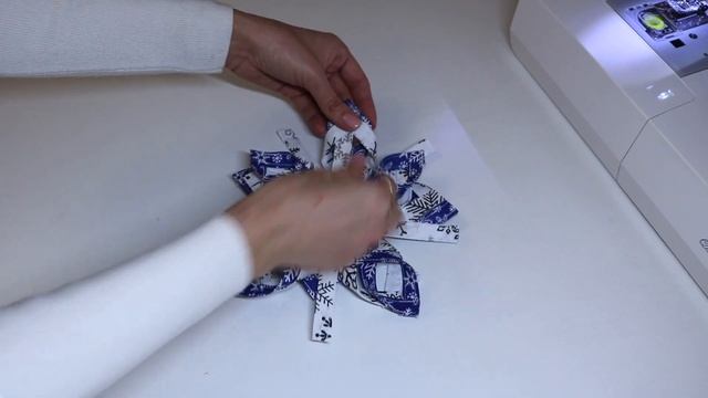 СНЕЖИНКИ ИЗ ТКАНИ - 4 ИДЕИ - Оригами из ткани - Новогодний декор своими руками смотреть онлайн