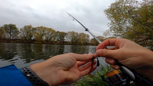 Эта оснастка ловит окуня на каждом забросе | Ловлю пассивного окуня на JigRig | Попал на жор окуня смотреть онлайн