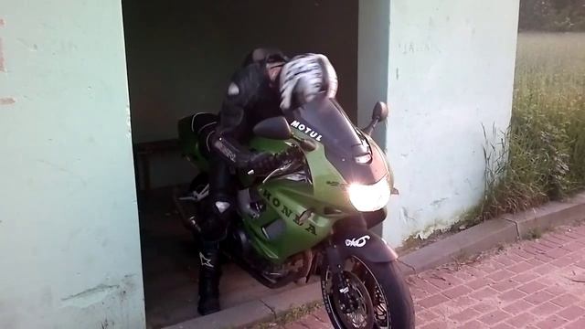 Kamil Witak i odcięcie..;)..!!!!... HONDA VTR 1000..;D... смотреть онлайн