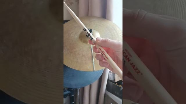 Как палочка влияет на звук тарелки?