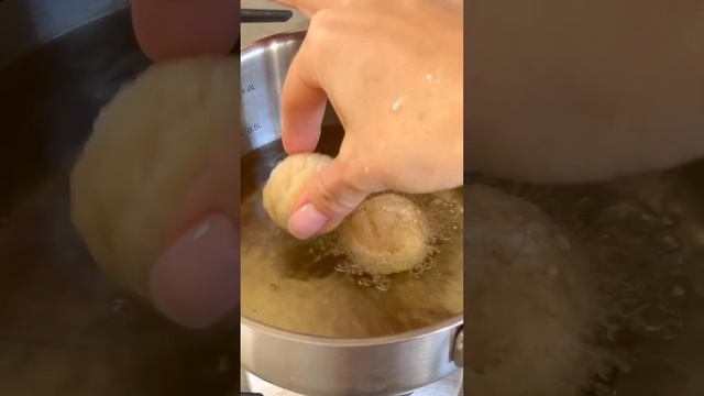 Быстрые творожные пончики: вкусное чудо за 10 минут! ??