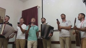 Идут века, за годом годы мчатся. || гости, братья с Молдовы.