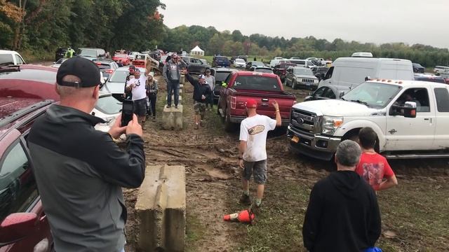 Subaru Impreza Pulls Ford F-350 From the Mud || ViralHog смотреть онлайн