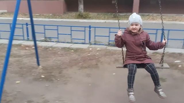 Катаюсь на качели во дворе у бабули смотреть онлайн