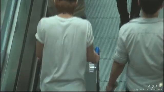 [FANCAM] 110819 Cutie Gorgeous Onew playing with baggage trolley @ Incheon Airport (OTW to Nanjing) смотреть онлайн