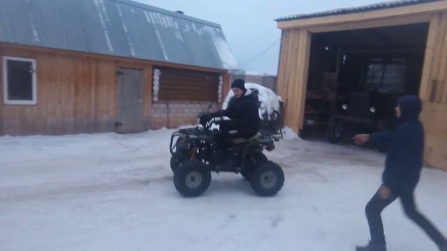 нам купили вчера квадроцикл и вот как мы котаемся на нём