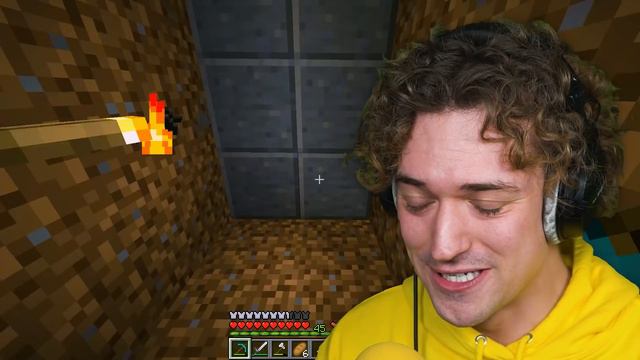 REVERSE CREEPER TROLL On Jelly In Minecraft! (Bee Town) смотреть онлайн