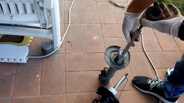 Cambiare gli Ammortizzatori alla Ford Fiesta 6 смотреть онлайн