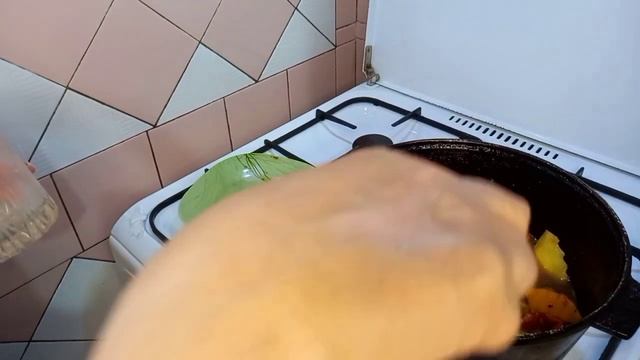 Приготовила жаркое,едим с солёными помидорами и чимчи????????? смотреть онлайн