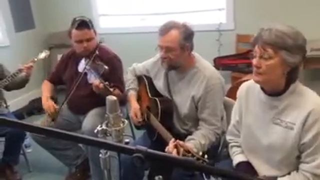 Pat Harrison sings Aragon Mill смотреть онлайн