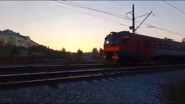 Красиво въезжающий на закате ЭД-2Т смотреть онлайн