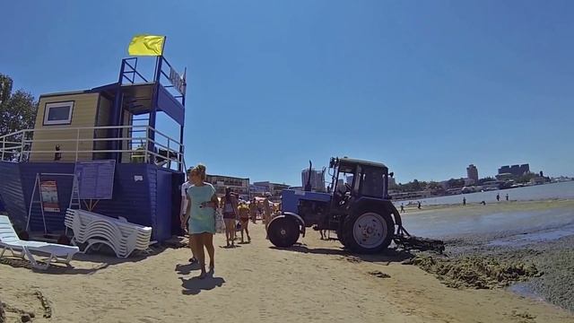 Анапа. Идем к трактору "Белорус", который чистит море и Городской Центральный пляж. Август 2016 г. смотреть онлайн