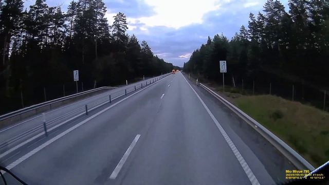 Szwedzkie drogi 2. Ciężarówką o długości 25,5m. Mercedes Actros 1853 Swedish roads truck 25,5m part смотреть онлайн