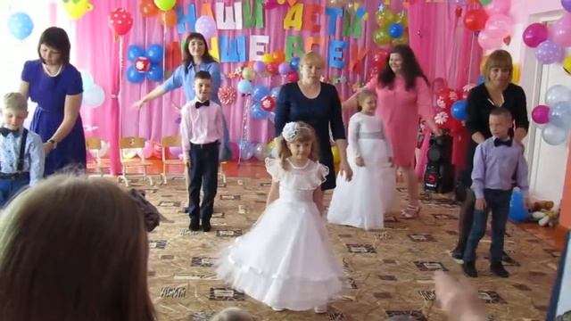 Танец с мамами: 