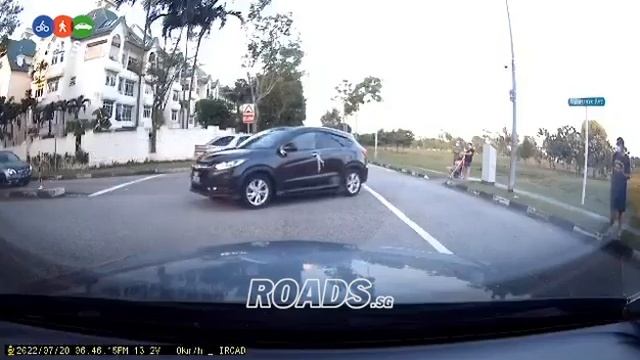 #SMY7823K Honda Vezel Illegal U-turn, holds up traffic. смотреть онлайн