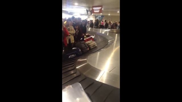 Человек уснул на багажной ленте в аэропорту смотреть онлайн