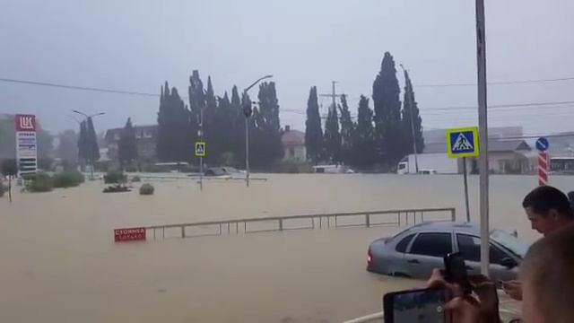 В Сочи автомобили накрыло волной практически по крышу 06.07.18 смотреть онлайн