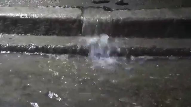 Прорвало трубу на улице Новгородцевой смотреть онлайн