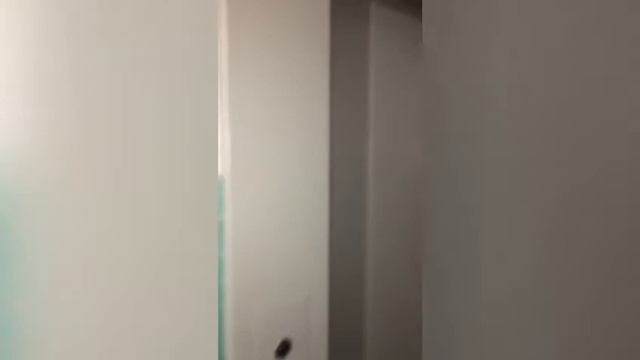 Издевательство над стариками и детьми: исправный лифт не хотят пускать в многоэтажке в Волжском смотреть онлайн