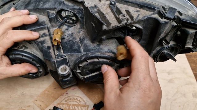 Mercedes C-Class W204 low & high beam headlight bulbs, indicator, side-parking light socket issue смотреть онлайн