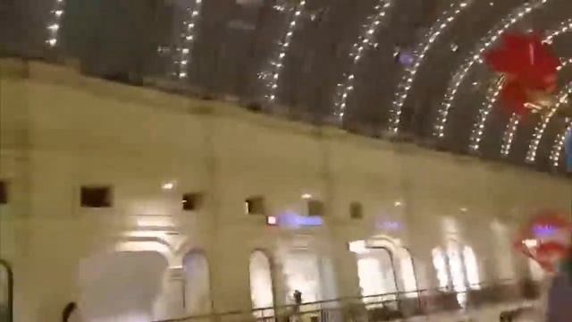 Сюрреалистичный гум и недра метро смотреть онлайн