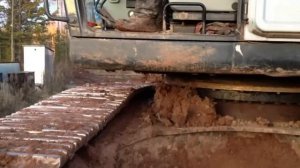 Очистка ходовой гусеничного экскаватора. Cleaning of tracked crawler excavator