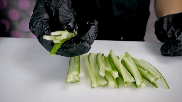 КАК ПРАВИЛЬНО НАРЕЗАТЬ ОГУРЦЫ ДЛЯ РОЛЛОВ!!! 2 СПОСОБА!!!