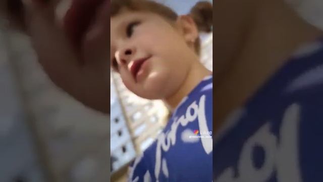 вытащила у меня телефон и давай снимать смотреть онлайн