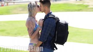 Поцеловать незнакомку-На пляже!!