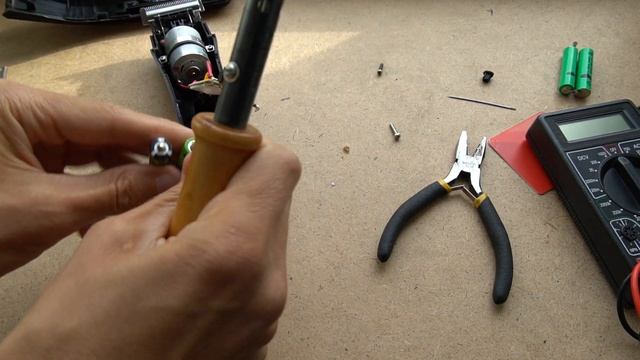 Ремонт Remington HC-5150. Замена аккумулятора в машинке для стрижки волос смотреть онлайн