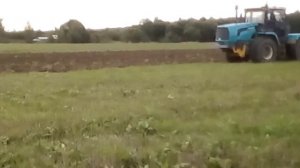 Вспашка поля тракторам БТЗ-243к#трактор #топ