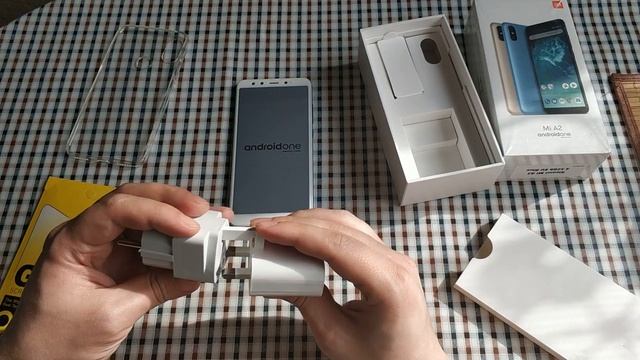 Распаковка Xiaomi Mi A2 (Android One) и обновление до Android 9 смотреть онлайн