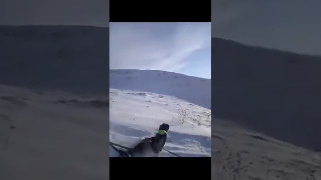 Катаюсь на лыжах с горы на бешеной скорости смотреть онлайн