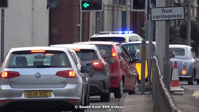 Specialist Ambulance car responding with sirens + lights! смотреть онлайн