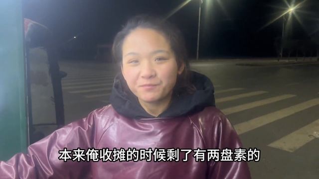 夫妻摆摊儿到凌晨不能回家，顾客一波接一波来，想赚钱又重新扎摊 смотреть онлайн