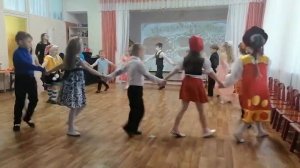 Весна красна идёт и песенки поёт.