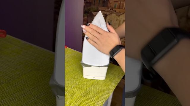 Зачем скотчем заклеивать подошву утюга? Как почистить утюг изнутри #лайфхак #лайфхаки #hack #уборка смотреть онлайн