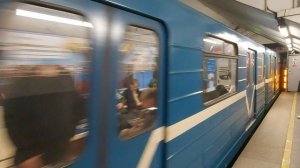 Прибытие метропоезда на станцию Невский проспект, Санкт-Петербург